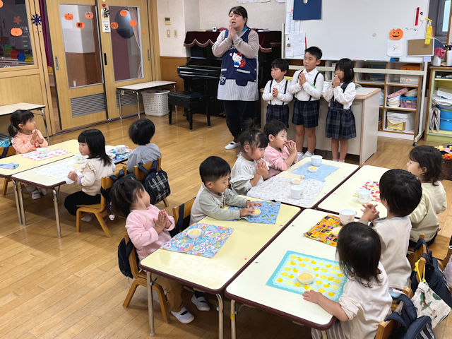 おやつ★手を合わせて「いただきます」